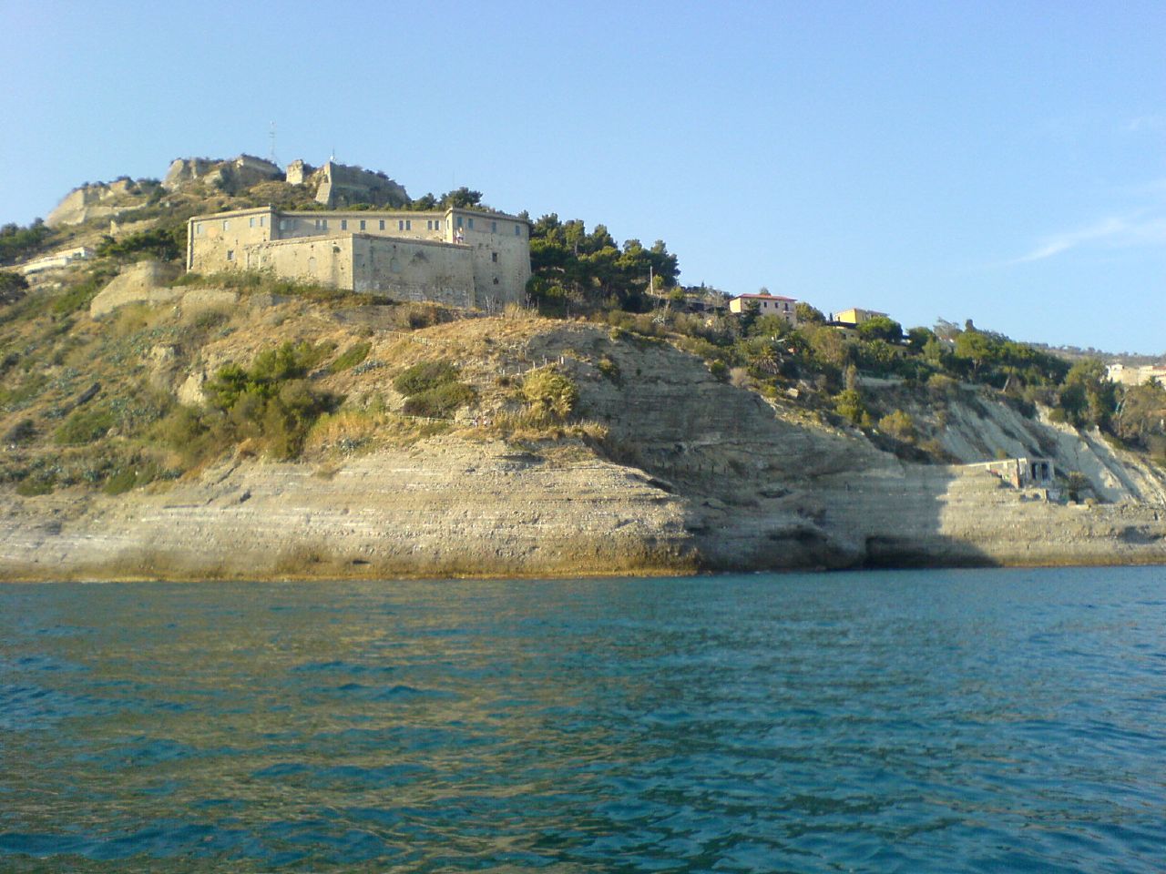 Festungsanlage am Meer nahe der Stadt Ventimiglia